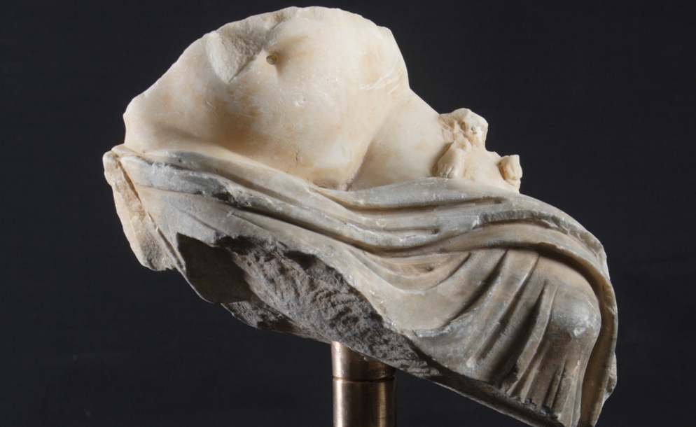 Siyah ve beyaz mermer damarının bir arada kullanıldığı Aphrodite heykelciği parçası.  Aphrodite’in baldırında Eros’un ayak kalıntılartı mevcut. MS. 3-4. Yüzyıl